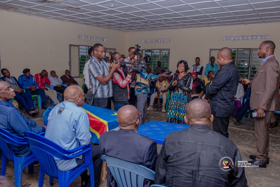 Visite Tribunal de paix de Kabeya Kamwanga par le Ministre d'État à la justice Guillaume Ngefa