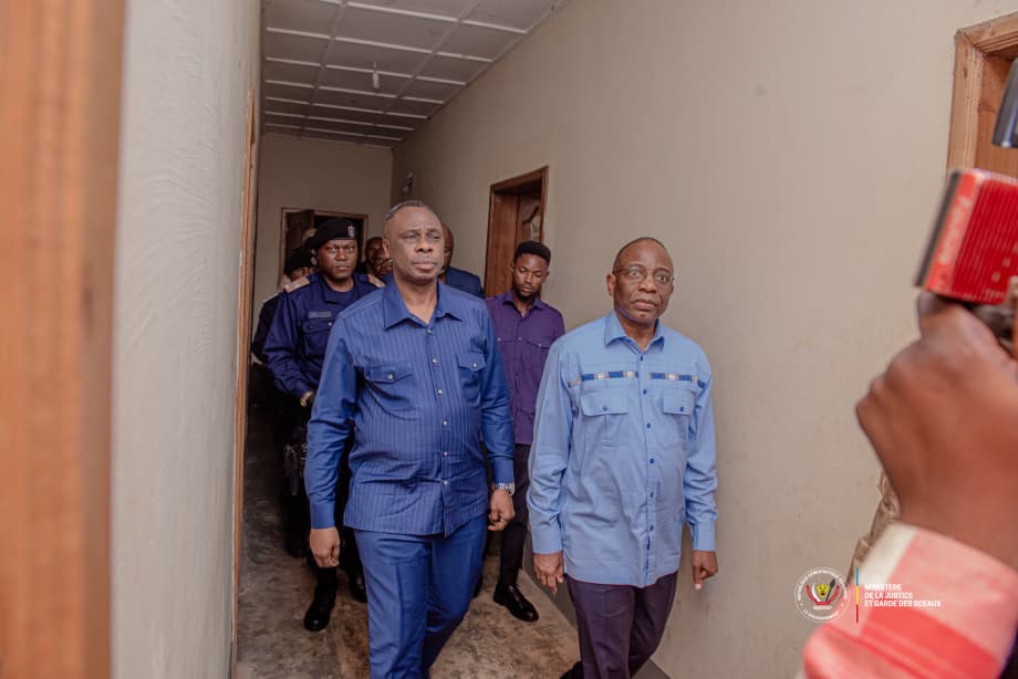 Visite Tribunal de paix de Kabeya Kamwanga par le Ministre d'État à la justice Guillaume Ngefa