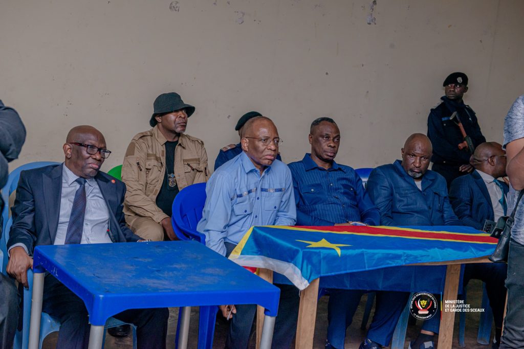 Visite Tribunal de paix de Kabeya Kamwanga par le Ministre d'État à la justice Guillaume Ngefa