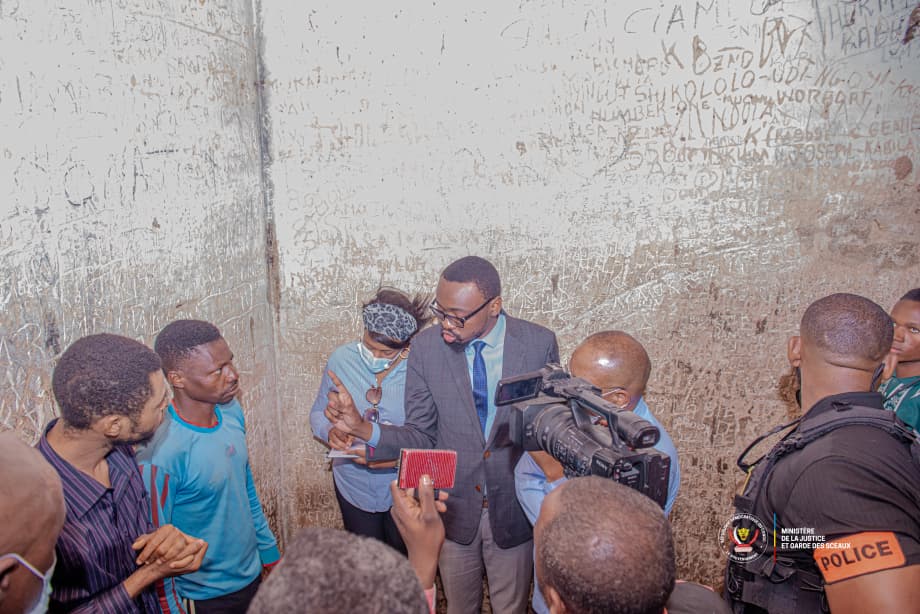 Visite Tribunal de paix de Kabeya Kamwanga par le Ministre d'État à la justice Guillaume Ngefa