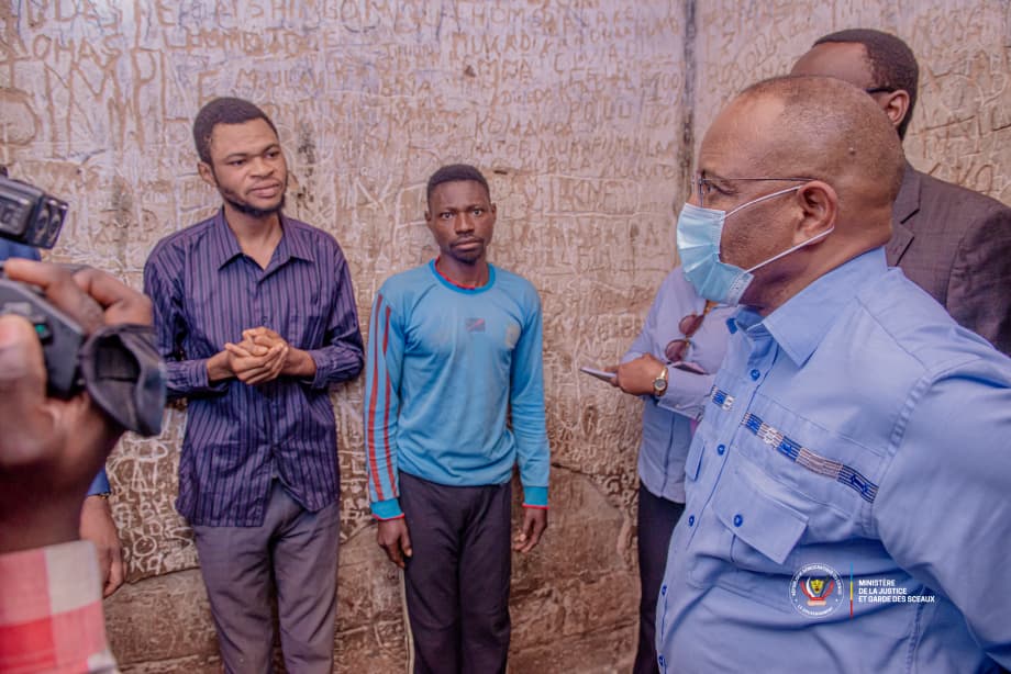 Visite Tribunal de paix de Kabeya Kamwanga par le Ministre d'État à la justice Guillaume Ngefa