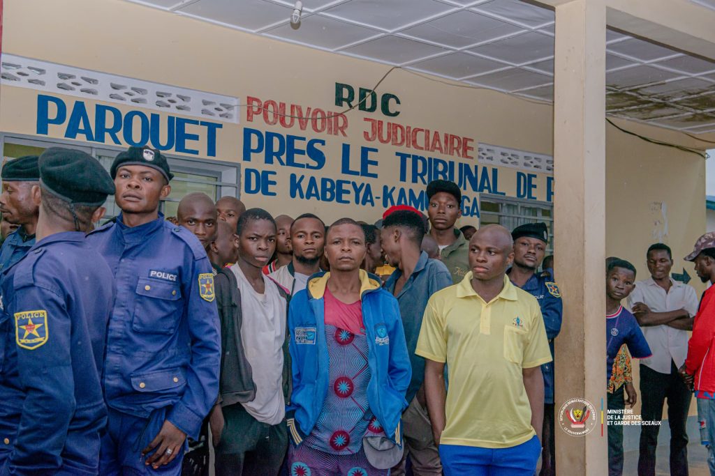 Visite Tribunal de paix de Kabeya Kamwanga par le Ministre d'État à la justice Guillaume Ngefa