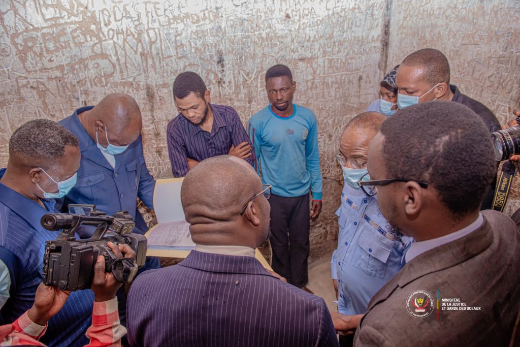 Visite Tribunal de paix de Kabeya Kamwanga par le Ministre d'État à la justice Guillaume Ngefa