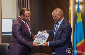 Guillaume Ngefa et l'archevêque Dodo Kamba