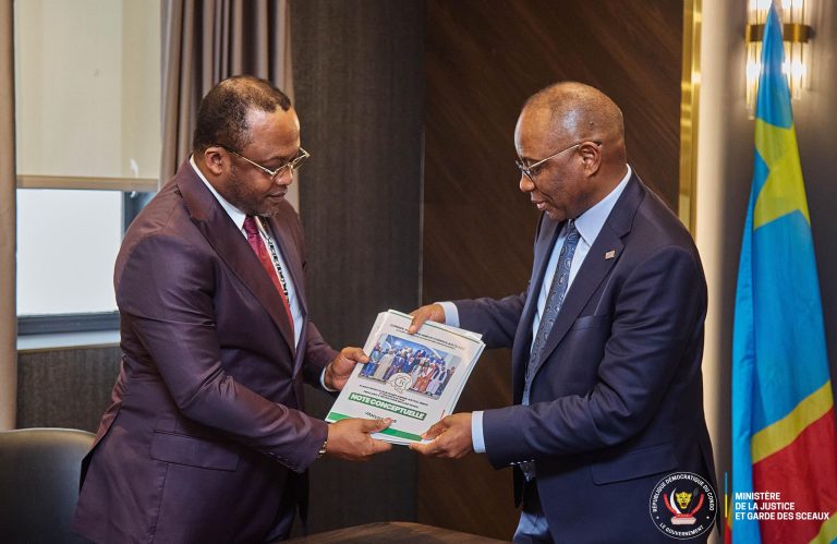 Guillaume Ngefa et l'archevêque Dodo Kamba