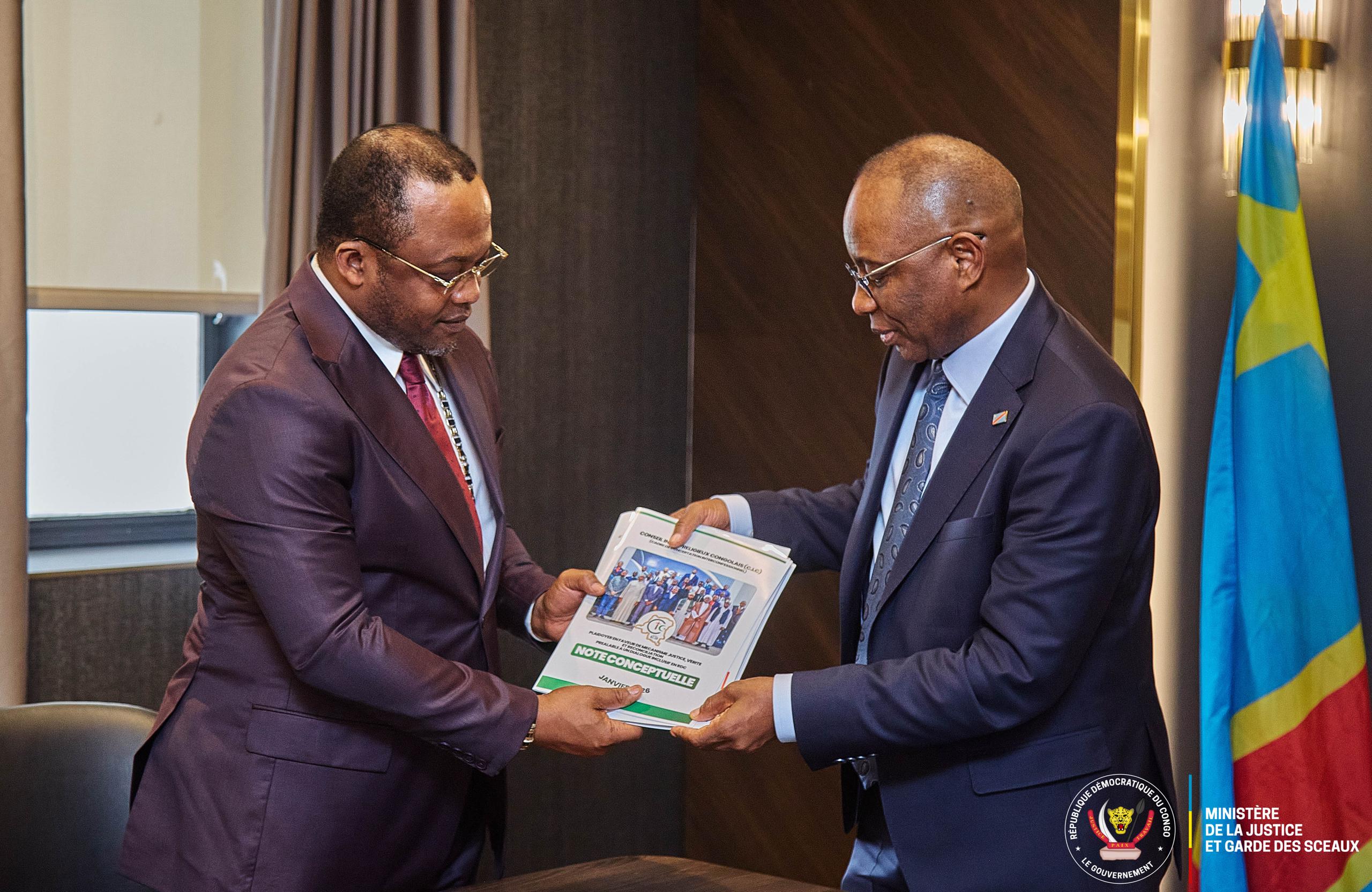 Guillaume Ngefa et l'archevêque Dodo Kamba